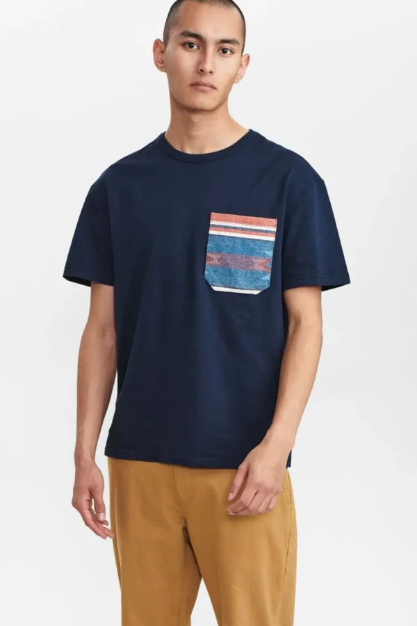 Mand Anerkjendt Akkikki Camoupocket Tee - Sky Captain