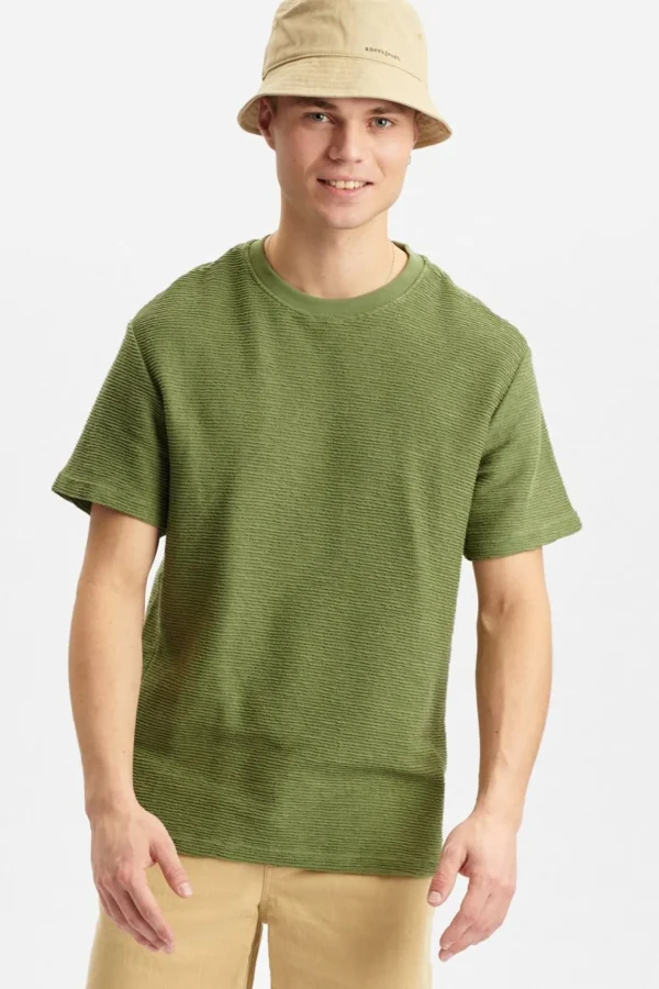 Mand Anerkjendt Akkikki Curved Tee - Olivine