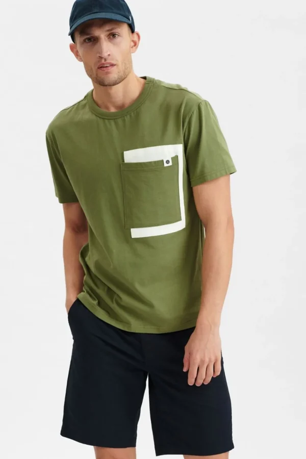 Mand Anerkjendt Akkikki Double Pocket Tee - Olivine