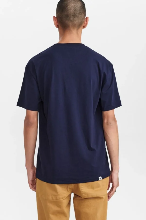 Mand Anerkjendt Akkikki Embroided Tee - Sky Captain