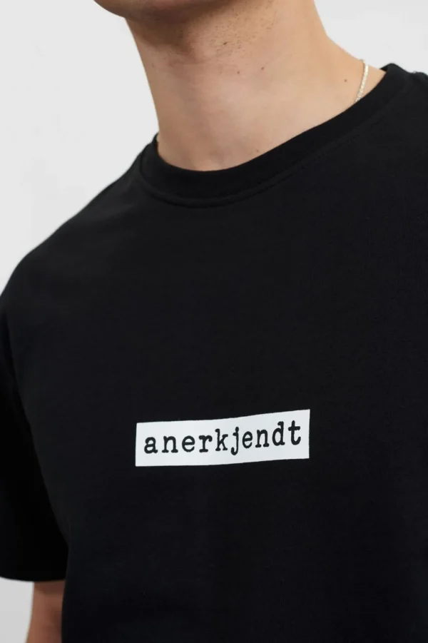 Mand Anerkjendt Akkikki Logo Tee - Caviar