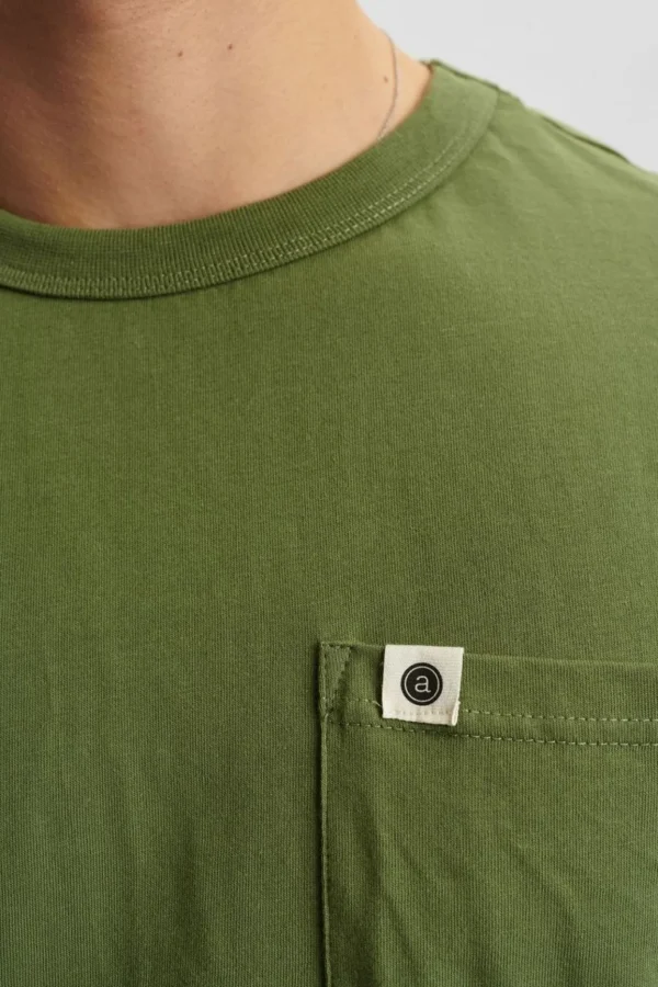 Mand Anerkjendt Akrune Noos Pocket Tee - Olivine