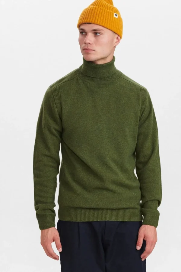 Mand Anerkjendt Aksimon Lambswool Roll Neck Knit - Deep Forrest