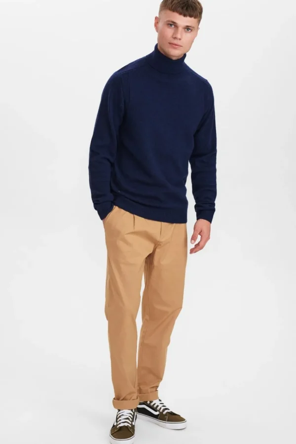 Mand Anerkjendt Aksimon Lambswool Roll Neck Knit - Sky Captain